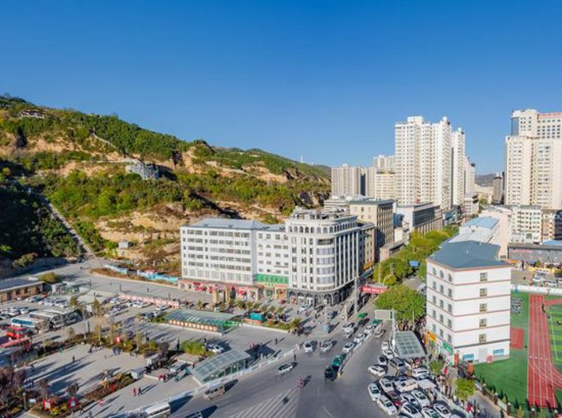 西安,这座历史悠久的城市,不仅拥有兵马俑的壮观、古城墙的雄伟,还有大雁塔的独特魅力。今天就带大家走进西安,一起探索这座城市的文化与美景。